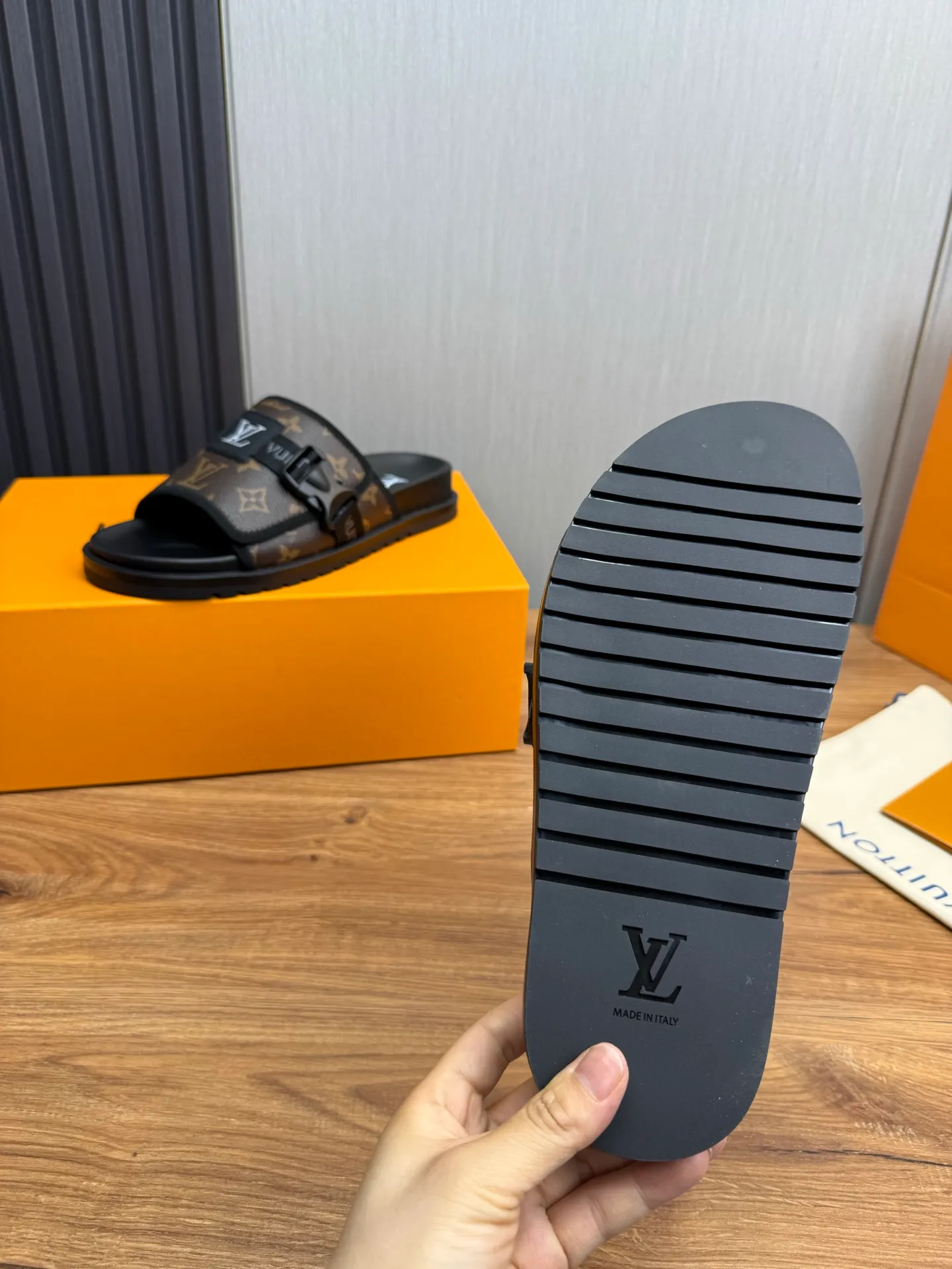 Men's shoes 💰320💰 Lv. hot selling men's slippers 🔥 🩴Official website one to one production 38-45 sizes 45 46 🉑️Customized!